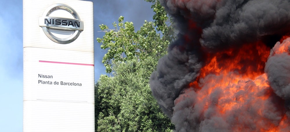 Les flames dels pneumàtics cremats pels treballadors de Nissan, a prop de l'entrada de la planta, el 28 de maig del 2020 (horitzontal)