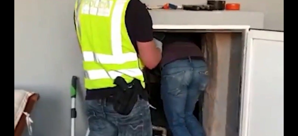 Foto portada: agents entrant a l'amagatall. Autor: @mossos via Twitter.