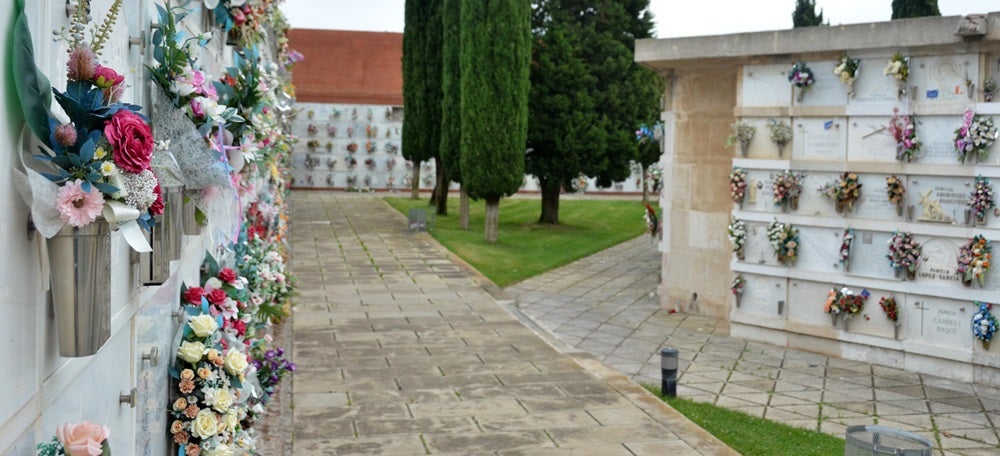 Foto portada: el cementiri de Sabadell, aquest 1 de juny, reobert per primer cop en dos mesos i mig. Autor: David B.