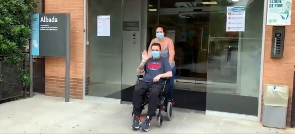 Foto portada: el jove, de 33 anys, sortint de l'Albada, després de 90 dies. Autor: Parc Taulí 