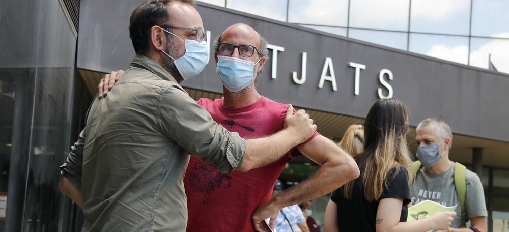 L'advocat de la família Jubany, Benet Salellas, amb el germà de la víctima, Joan Jubany, a les portes dels Jutjats de Sabadell, el 7 de juliol de 2020 (horitzontal)