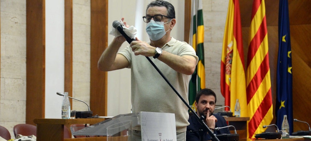Foto portada: desinfecció del micròfon a la sala de plens. Autor: David B. 