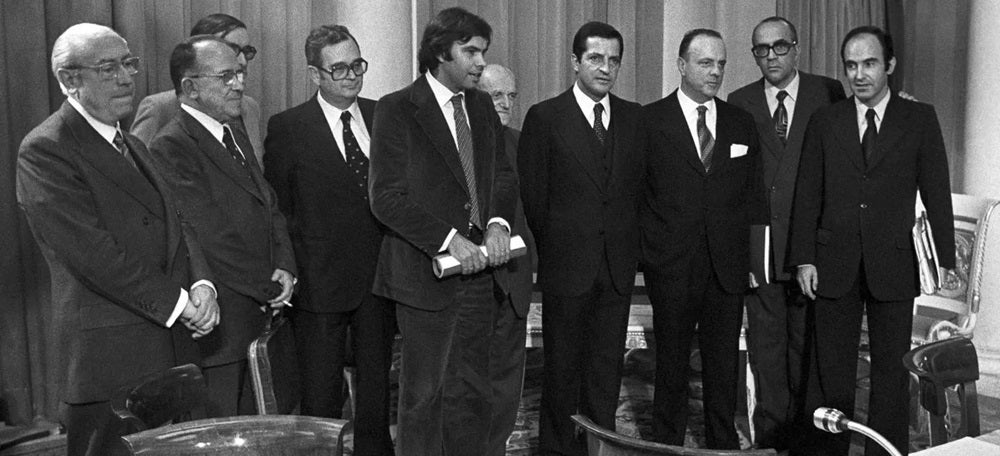 Foto portada: representantes políticos en la firma de los Pactos de la Moncloa.