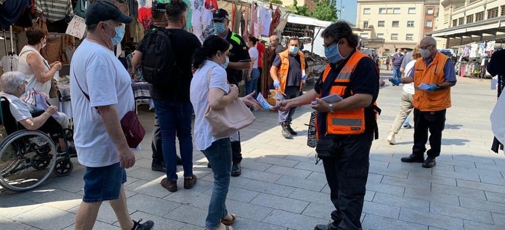 Membres de Protecció Civil repartint octavetes al Mercat Central. Autor: @aj_sabadell via Twitter. 