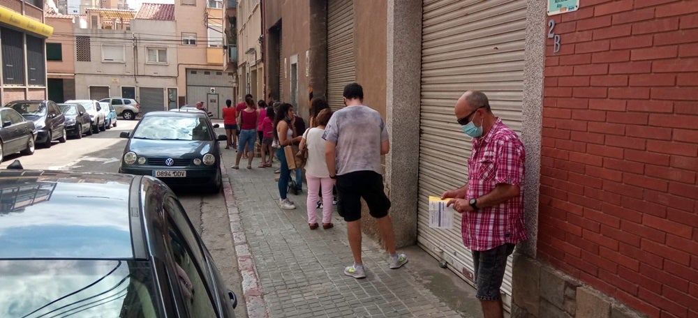 Foto portada: cues a l'oficina de correus de La Concòrdia. Autor: David B.