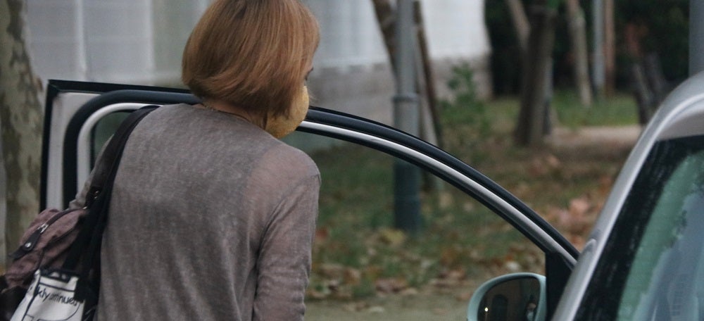 Pla tancat de l'expresidenta del Parlament de Catalunya, Carme Forcadell, entrant al seu vehicle després de sortir de la presó de Was-Ras de Barcelona. Imatge del 17 de juliol de 2020. (Horitzontal)