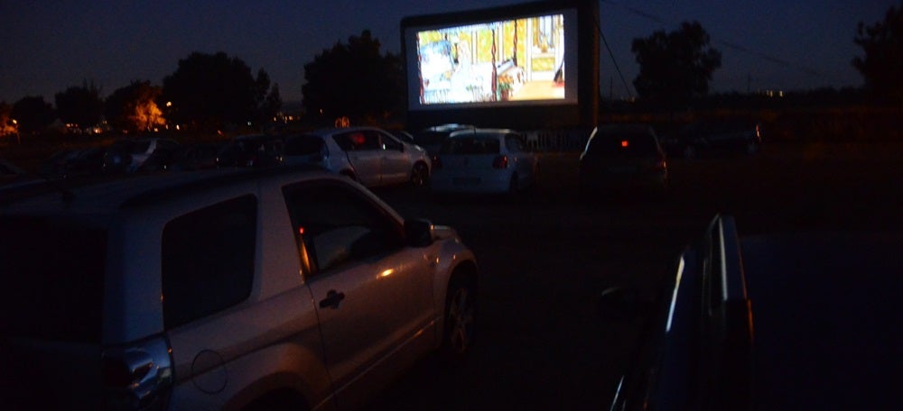 Foto portada: l'autocine a l'aparcament de Can Deu, aquest dissabte. Autor: David B.