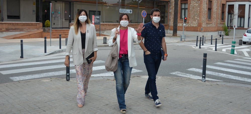 Foto portada: la regidora de Salut, Sònia Sada, l'alcaldessa, Marta Farrés, i el primer tinent d'alcaldessa, Pol Gibert,  sortint de reunió amb dirigents del Parc Taulí. Autor: David B.