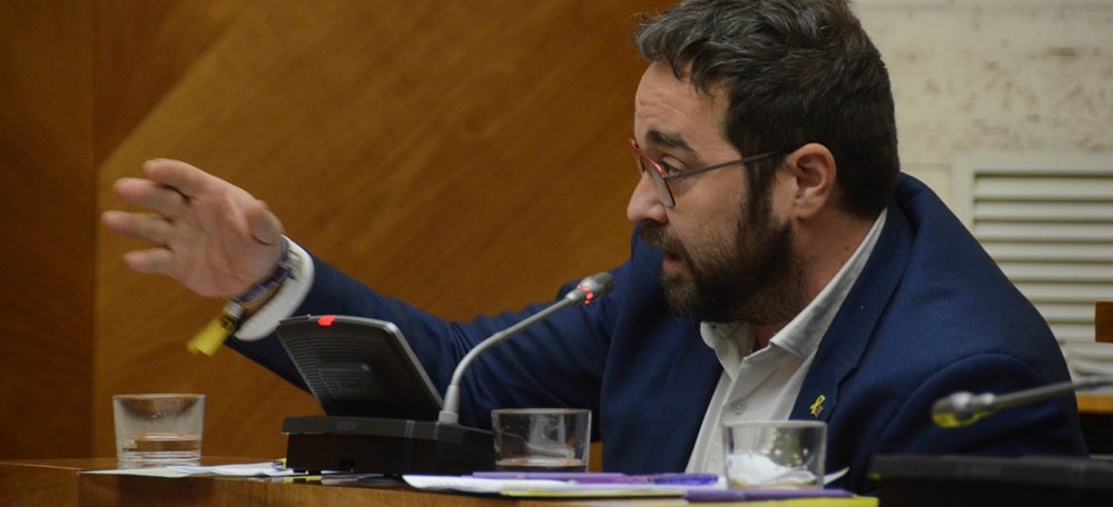 Foto portada: Fernàndez, en un ple municipal abans de la pandèmia. Autor. David B.