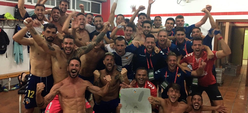 Foto portada: els jugadors del CE Sabadell celebrant el passi al següent partit. Autor: @CESabadell via Twitter.