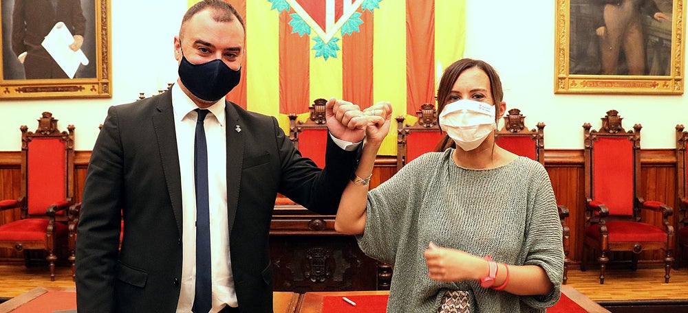 Pla mitjÃ  de l'alcalde de Terrassa, Jordi Ballart, i l'alcaldessa de Sabadell, Marta FarrÃ©s, a la sala de plens de ll'Ajuntament de Terrassa, desprÃ©s de signar l'acord el 24 de juliol de 2020. (Horitzontal)