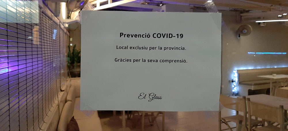 Pla detall del cartell que el bar de nit de PalamÃ³s va penjar declarant-se 'exclusiu de la provÃ­ncia' arran del coronavirus. Imatge cedida el 27 de juliol del 2020 (Horitzontal)