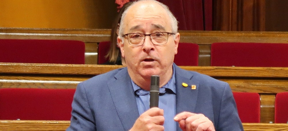 Pla mitjà del conseller d'Educació, Josep Bargalló, intervenint al ple del Parlament el 21 de maig del 2020 (horitzontal)
