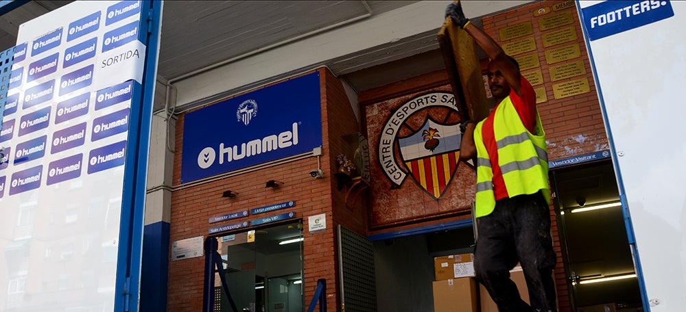 Foto portada: un operari treballant en les obres de la Nova Creu Alta. Autor: David B.