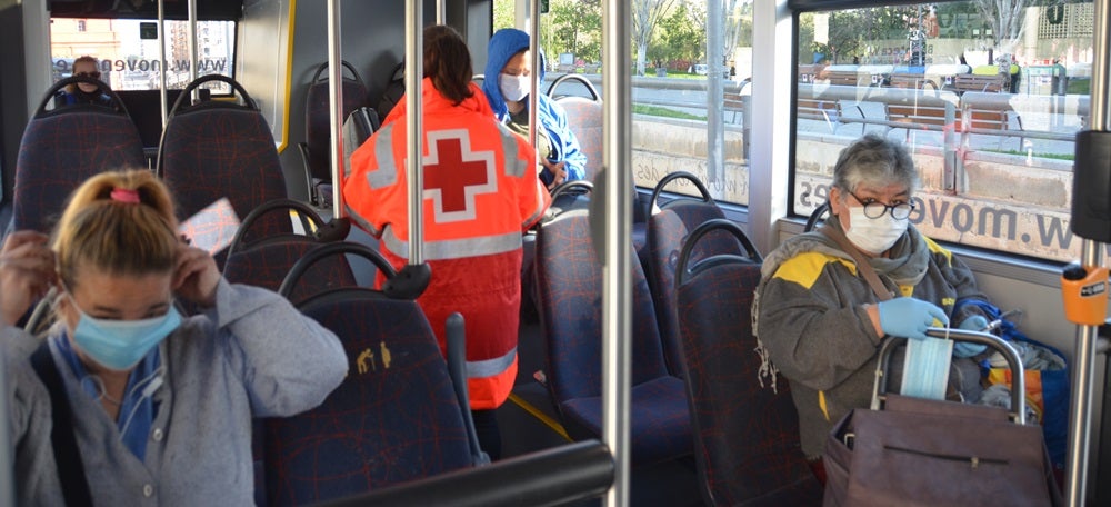 Repartiment de mascaretes als busos, fa uns dies. Autor: David B. 