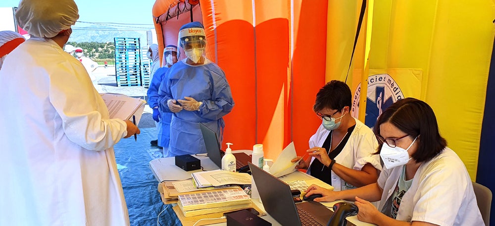 Pla general d'una de les Ã rees sanitÃ ries mÃ²bils que s'han habilitat a Padesa i Paumar a Roquetes per recollir les mostres i fer les PCR a tots els treballadors de les plantes. Imatge del 30 de juliol del 2020 (horitzontal)