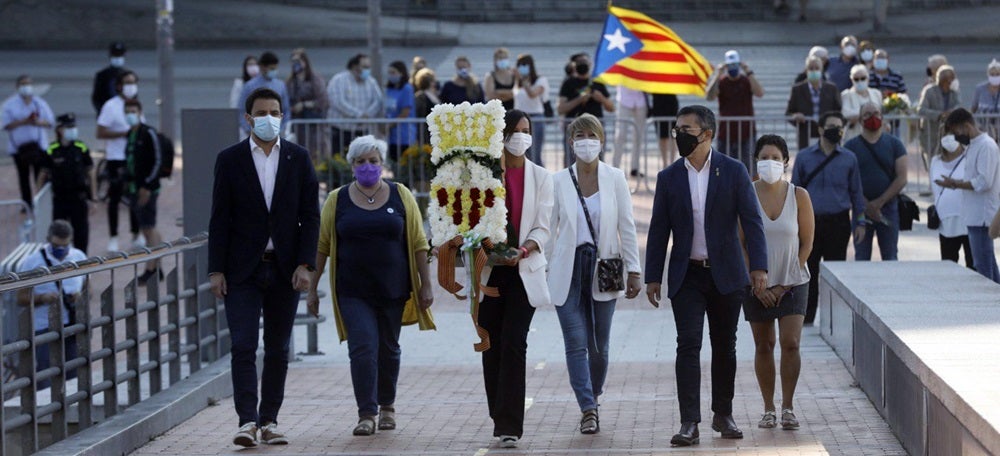 Gibert (PSC), Valero (Crida), Farrés, Ciuró (Junts), Fernàndez (ERC) i Morell (Podem), a l'ofrena de l'Ajuntament. Autor: Ajuntament. 