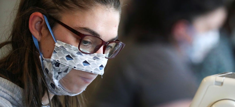 Foto portada: una mascareta transparent. 