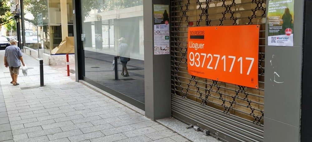 Foto portada: un local buit al carrer de Gràcia. Autor: J.d.A.