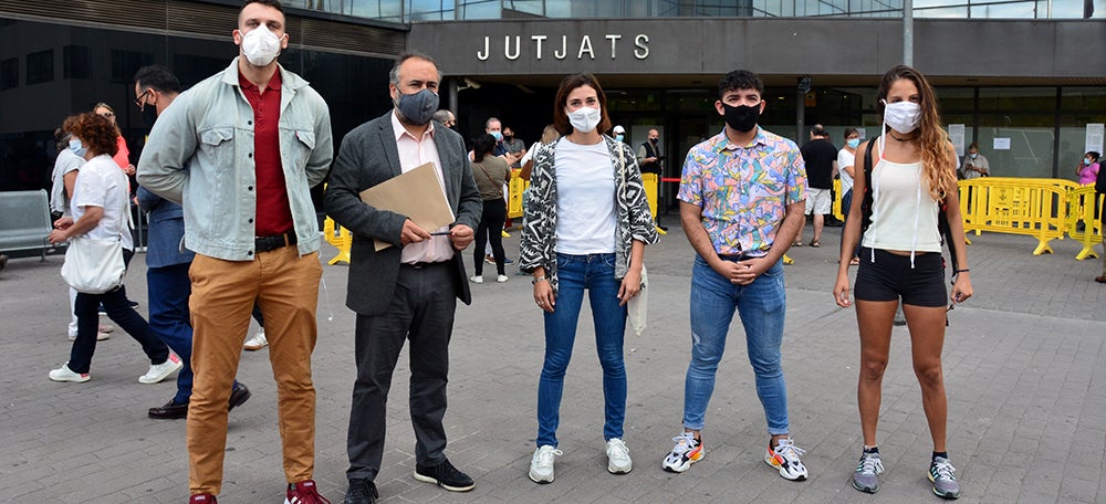 Foto portada: membres de l'Obrera, aquest dijous als Jutjats. Autor: David B.