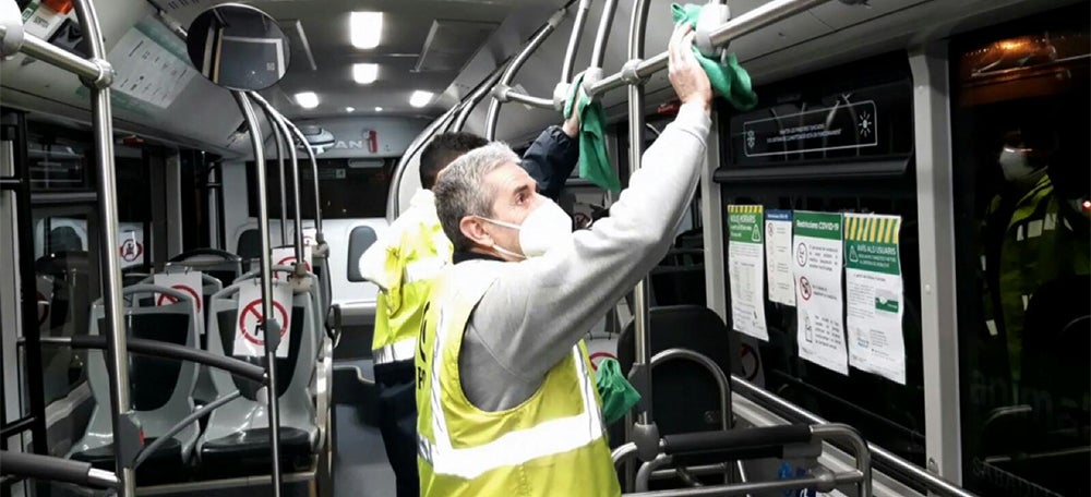 Desinfecció d'un vehicle de TUS