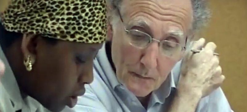 Casañas amb una usuària de Càritas a Sabadell.