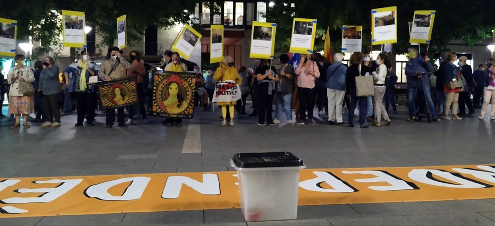 Foto portada: concentració a la plaça Sant Roc, aquest vespre. Autor: J.d..A 