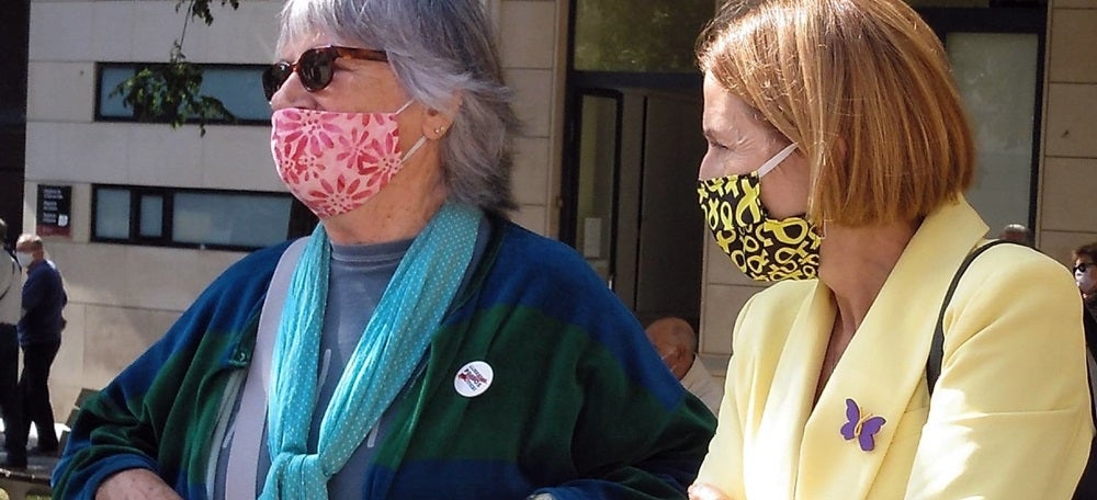 Foto portada: Isabel Casals i Carme Forcadell, aquest dijous a la plaça Sant Roc. Autor: @GabrielFerDíaz via Twitter. 
