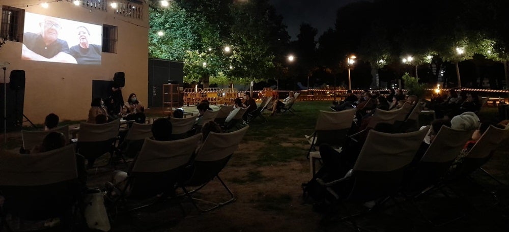 Foto portada: un moment previ a la projecció. Autora: Clàudia Mas. 