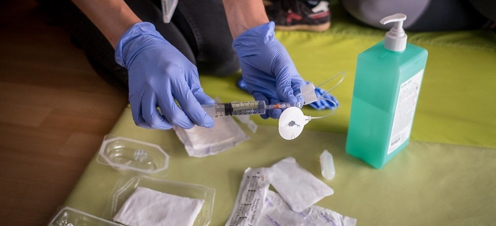 Foto portada: un tractament de pal·liatius en nens. Autor: Salut / cedida. 