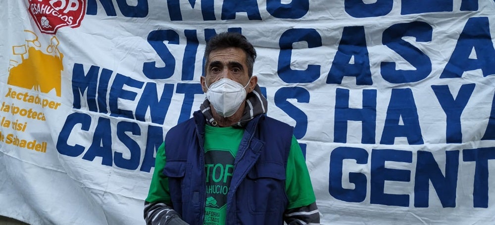 Foto portada: Cecilio de la Torre, a les portes de l'immoble on resideix. Autor: J.d.A. 