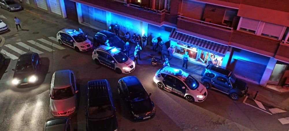 Foto portada: el local denunciat, aquest dimecres al vespre. Autor: @policiaSabadell via Twitter. 