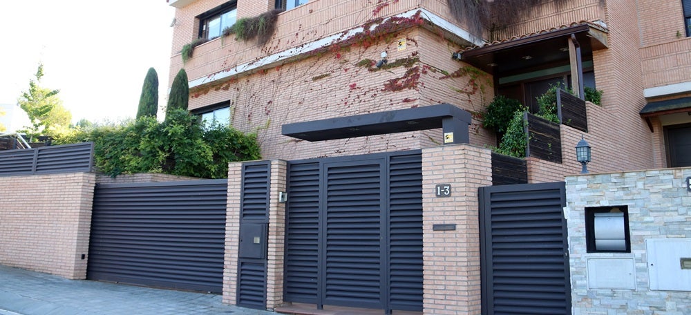 Pla general de la façana del domicili de David Madí, a Sant Quirze del Vallès. Imatge del 28 d'octubre del 2020. (horitzontal)