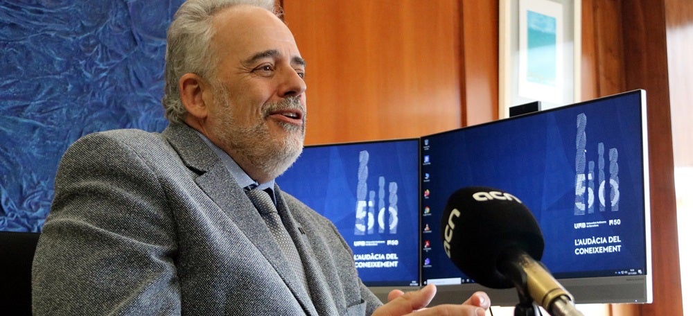 Plano obert del rector de la UAB, Javier Lafuente, al seu despatx el 25 de novembre de 2020. (Horitzontal)