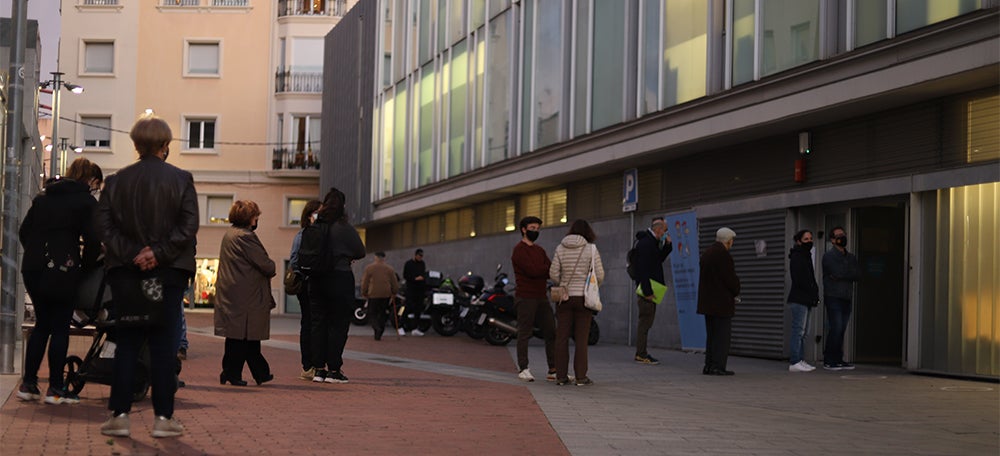 Foto portada: cues al CAP Centre, aquest dilluns a la tarda. Autora: Alba Garcia. 