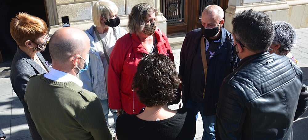 Minut de silenci amb els pares de la noia assassinada. Autor: David B.