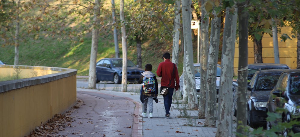 Foto portada: dues persones passejant pel carrer d'Andreu Nin, al Parc Catalunya. Autora: Alba Garcia.