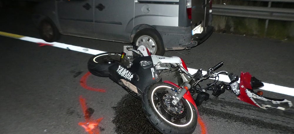 Imatge de dos des vehicles implicats en el sinistre, entre ells la motocicleta. Imatge del 7 d'octubre del 2020. (horitzontal)