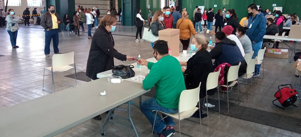 Foto portada: votantes en Fira Sabadell, esta mañana. Autor: David B. 