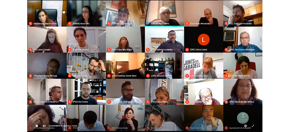 Foto portada: els regidors, al ple, que s'ha celebrat de nou en format telemàtic. 