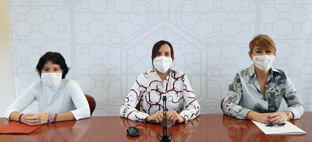 Foto portada: la segona tinenta d'alcaldessa, Marta Morell, l'alcaldessa, Marta Farrés, i la portaveu de Junts, Lourdes Ciuró. Autor: @aj_sabadell. 