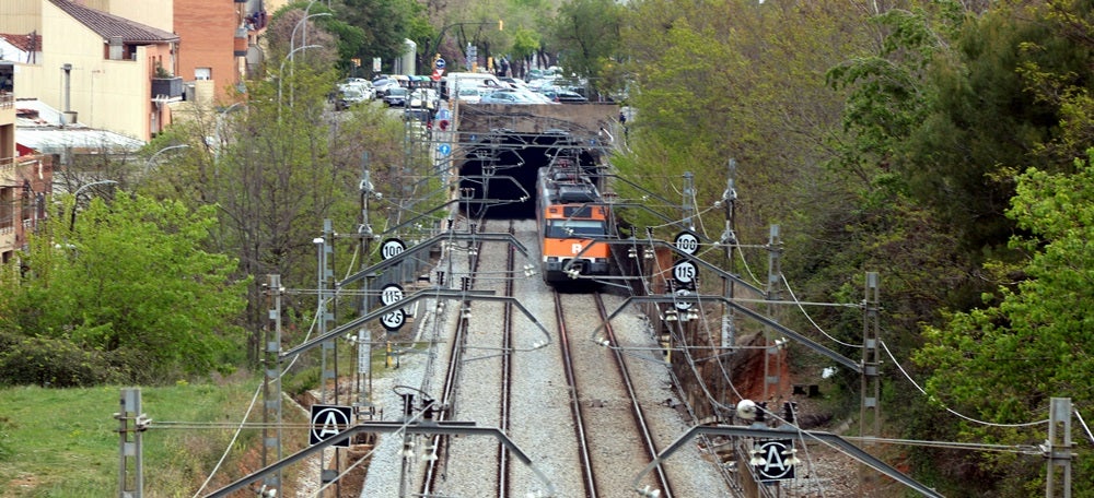 Pla general d'un comboi de la R4 entrant al túnel de Sabadell Nord, a la zona on ha tingut lloc l'accident mortal el 16 d'abril de 2019. (Horitzontal)