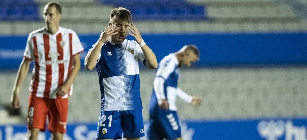 El Centre d’Esports enceta demà un desembre que serà clau amb la visita a l’estadi Heliodoro Rodríguez López. El conjunt arlequinat s’enfrontarà demà a partir de les 19h al CD Tenerife en la jornada 16 de LaLiga SmartBank. Superat el primer terç de competició amb 10 punts, els números no auguren un futur esperançador. Encara això, l’equip d’Hidalgo es manté viu en la lluita per la permanència, però necessita sumar regularment a partir d’ara.

Desembre serà un mes de pura competició. Cinc partits de lliga, en els quals hi haurà 15 punts molt importants en joc contra rivals directes, i un partit de Copa completaran un desembre frenètic. El Sabadell començarà aquest tram decisiu de la temporada demà a Tenerife. “És vital començar a sumar punts i guanyar partits”, admetia Antonio Hidalgo en la prèvia. El conjunt canari es situa, amb un partit més que els arlequinats, sis punts per sobre a la dissetena posició de la taula. Amb entrenador nou, el CD Tenerife va sumar la passada jornada la primera victòria a Albacete amb la banqueta renovada.

Per contra, el Centre d’Esports arriba després de tornar a caure, en aquest cas a la Nova Creu Alta, davant el Fuenlabrada. Un partit que, per vuitena vegada aquesta temporada, es va decidir en els últims minuts condemnant els arlequinats d’una manera difícil d’explicar. Sigui com sigui, l’equip ha de fer un pas endavant, guanyar en contundència i estar més encertat a totes dues àrees, com explicava aquest matí el tècnic de Canovelles. Serà vital. Demà, amb els mateixos homes que la passada jornada, primera final.

Foto portada: Aarón Rey en un partit d’aquesta temporada. Autor: Marc G.