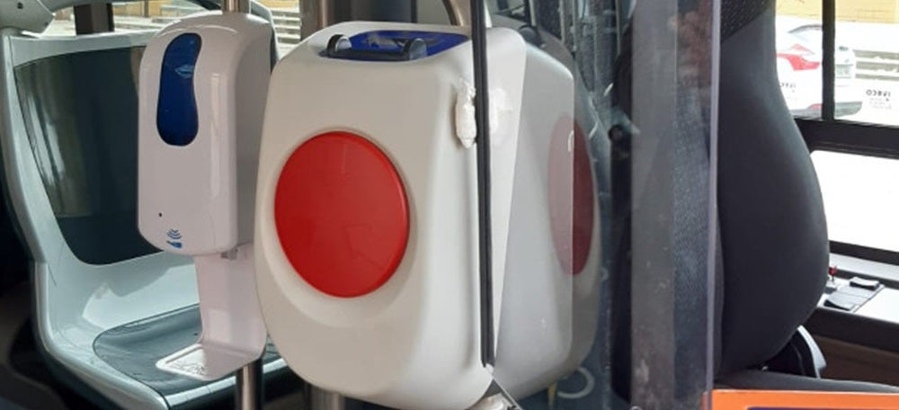 Foto portada: dispensador de gel, dins un vehicle de la TUS. Autor: Ajuntament.