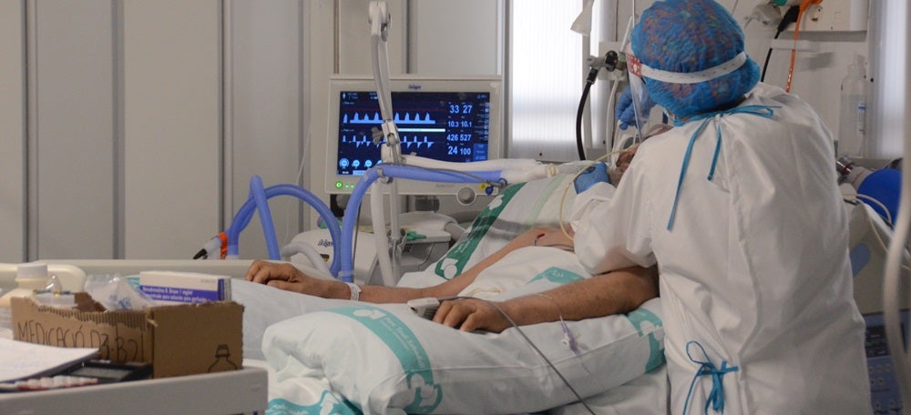 Foto portada: l’UCI provisional del Frontal Gran Via, sobre les urgències de l’hospital. Autor: David B.