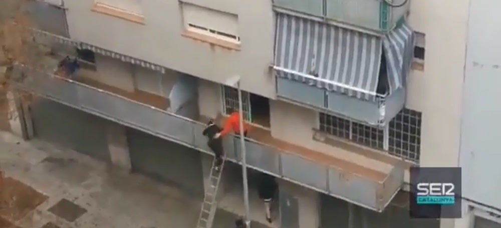 Foto portada: un fotograma de l’okupació frustada entre crits dels veïns.