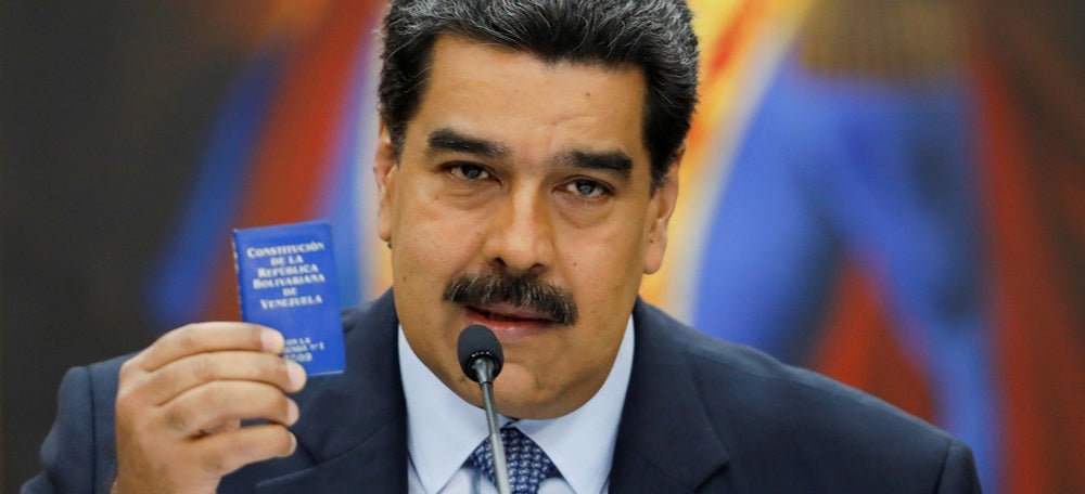 El president de Veneçuela, Nicolás Maduro, sosté una còpia en miniatura de la constitució del país, a Caracas, el 9 de gener del 2019. (Horitzontal)