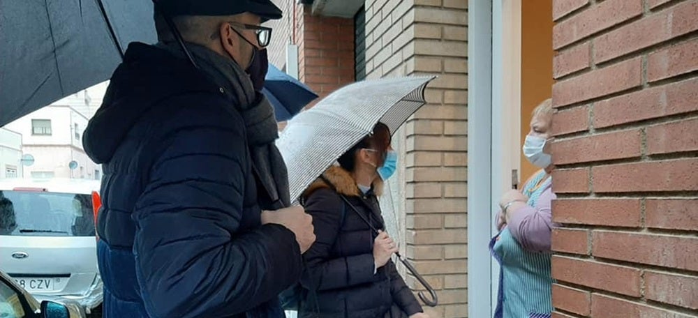 Foto portada: Farrés i un directiu municipal amb una de les veïnes afectades pels talls de llum. Autor. Ajuntament