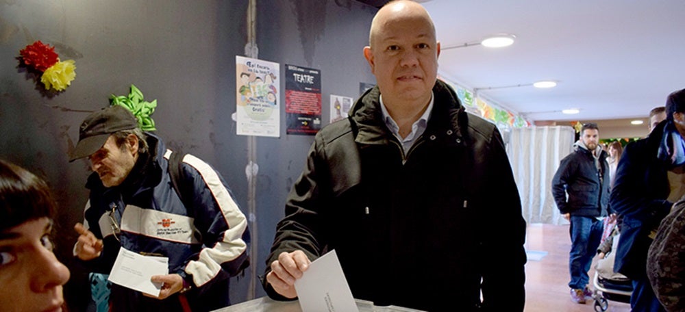 Foto portada: Joan García, durant les votacions de les eleccions del 21 de desembre de 2017. Autor: David B. 