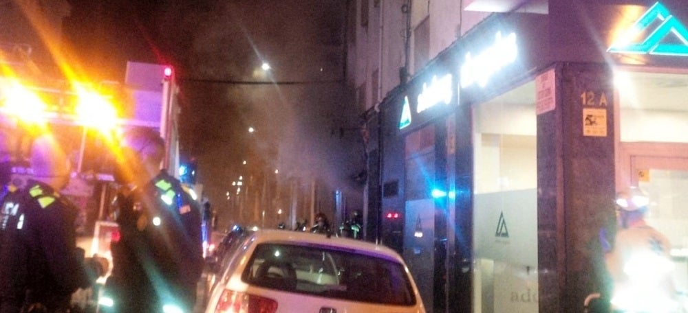 Foto portada: un moment de l'incendi, a la perruqueria canina. Autor: cedida. 